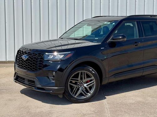 Agate Black Metallic 2025 Ford Explorer ST-Line