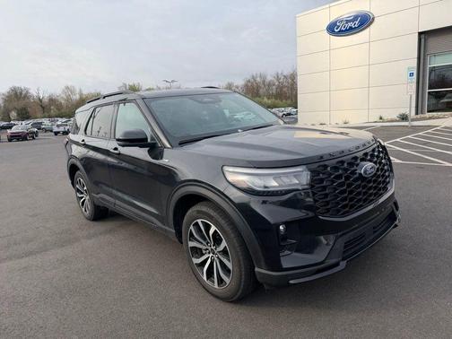 Black Metallic 2025 Ford Explorer ST-Line