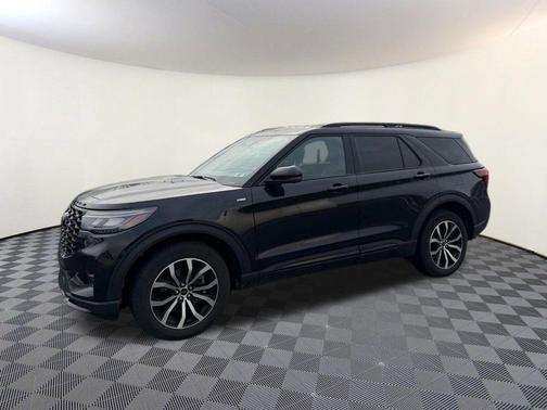 Black Metallic 2025 Ford Explorer ST-Line