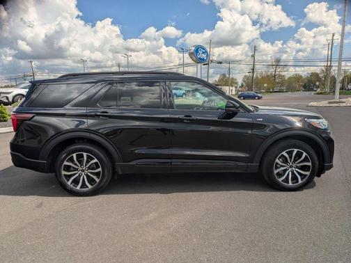 Black Metallic 2025 Ford Explorer ST-Line