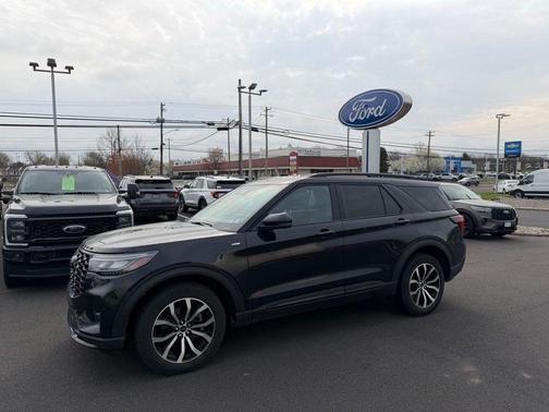 Black Metallic 2025 Ford Explorer ST-Line