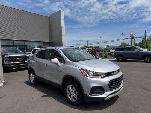 Silver Ice Metallic 2019 Chevrolet Trax LT