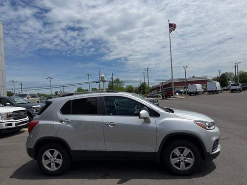 Silver Ice Metallic 2019 Chevrolet Trax LT