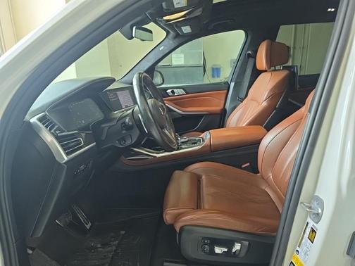 Mineral White Metallic 2020 BMW X7 M50i