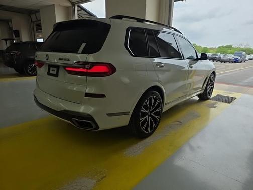 Mineral White Metallic 2020 BMW X7 M50i