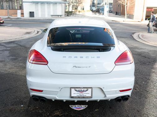 2016 Porsche Panamera 4 Edition