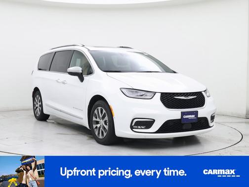 White 2023 Chrysler Pacifica Hybrid Pinnacle