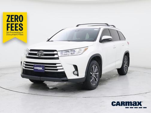White 2017 Toyota Highlander XLE