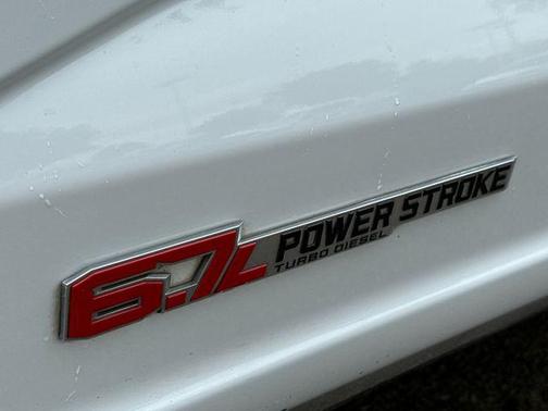Oxford White 2023 Ford F-350 Lariat Super Duty