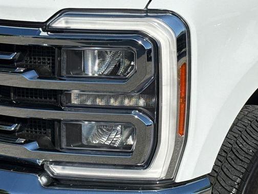 Oxford White 2023 Ford F-350 Lariat Super Duty