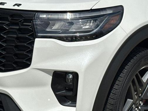 White Metallic 2025 Ford Explorer ST-Line