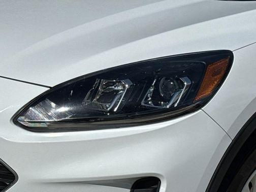 Oxford White 2022 Ford Escape SE