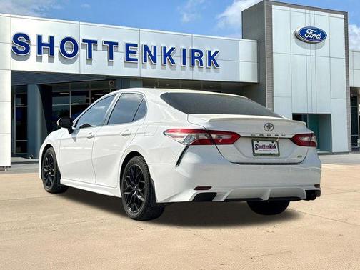 White 2018 Toyota Camry SE