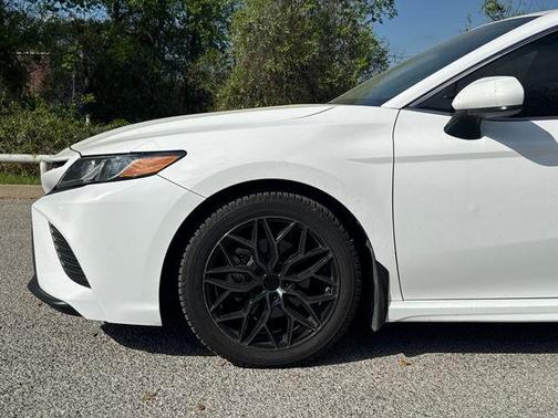 White 2018 Toyota Camry SE