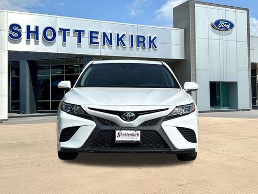 White 2018 Toyota Camry SE