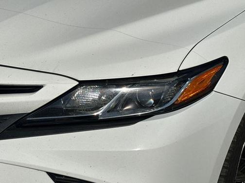 White 2018 Toyota Camry SE