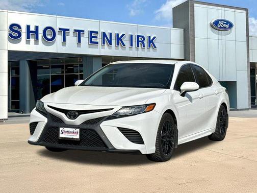 White 2018 Toyota Camry SE