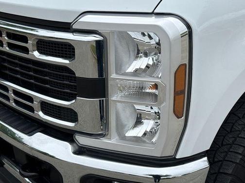 Oxford White 2024 Ford F-250 XLT