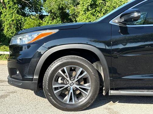 Midnight Black Metallic 2016 Toyota Highlander XLE