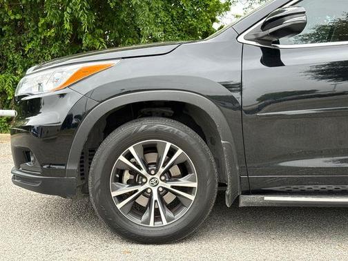 Midnight Black Metallic 2016 Toyota Highlander XLE