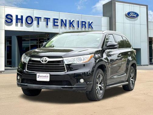 Midnight Black Metallic 2016 Toyota Highlander XLE