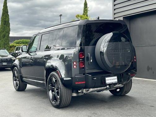 2025 Land Rover Defender P400 X-Dynamic SE