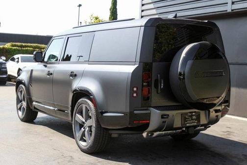 2024 Land Rover Defender P400 Outbound