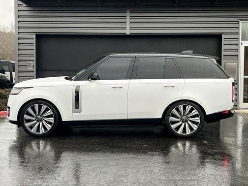 2025 Land Rover Range Rover P615 SV