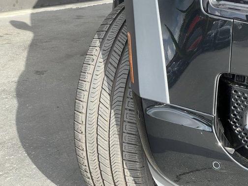 2025 Land Rover Defender P400 X-Dynamic SE