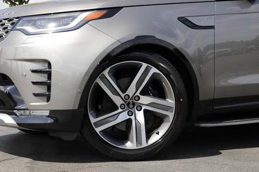 Silicon Silver 2023 Land Rover Discovery P360 Metropolitan Edition