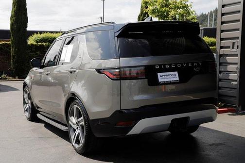 Silicon Silver 2023 Land Rover Discovery P360 Metropolitan Edition