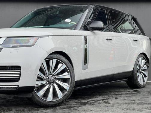 2025 Land Rover Range Rover P615 SV