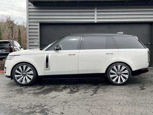2025 Land Rover Range Rover P615 SV