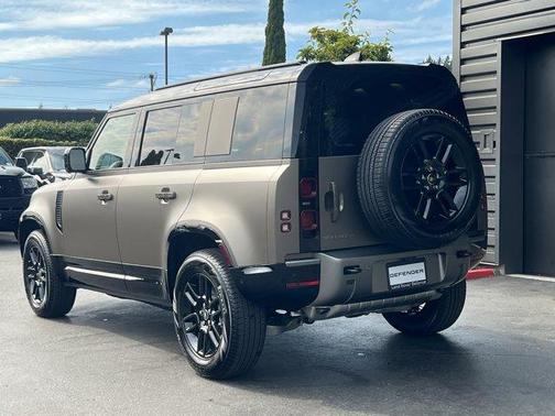 2025 Land Rover Defender P400 X-Dynamic SE