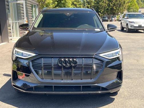 2022 Audi e-tron Premium Plus