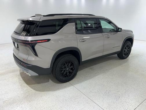Sandstone Gray 2026 Chevrolet Traverse AWD Z71