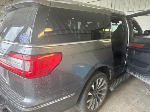 Asher Gray 2021 Lincoln Navigator L Reserve