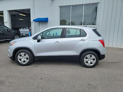 Silver Ice Metallic 2017 Chevrolet Trax LS