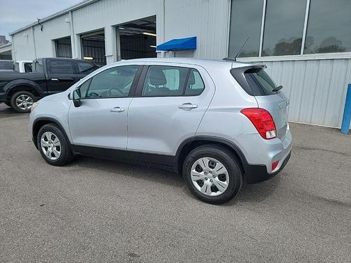 Silver Ice Metallic 2017 Chevrolet Trax LS