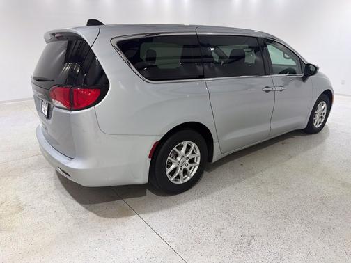 Silver Mist Clearcoat 2023 Chrysler Voyager LX