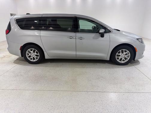 Silver Mist Clearcoat 2023 Chrysler Voyager LX