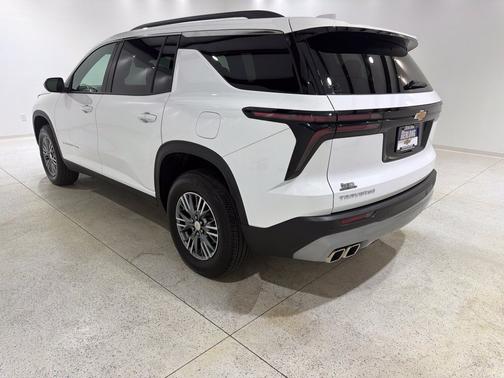 Summit White 2025 Chevrolet Traverse LT
