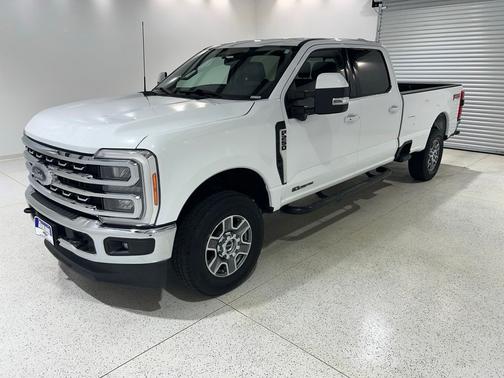 Oxford White 2023 Ford F-250 Lariat