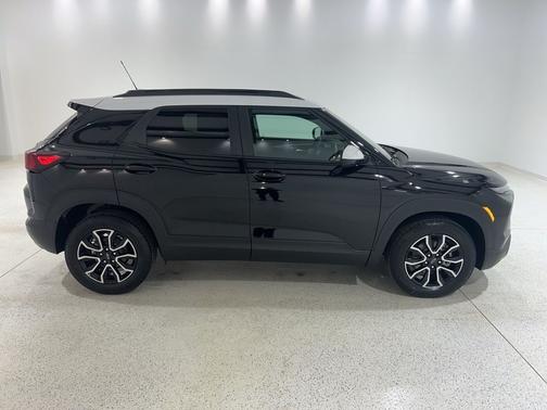 Mosaic Black Metallic 2026 Chevrolet Trailblazer ACTIV