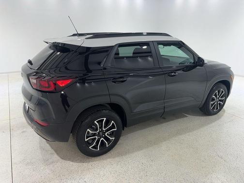 Mosaic Black Metallic 2026 Chevrolet Trailblazer ACTIV