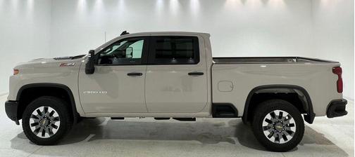 White Sands 2026 Chevrolet Silverado 2500 Custom