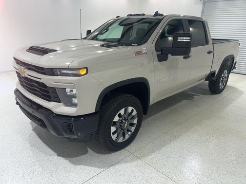 White Sands 2026 Chevrolet Silverado 2500 Custom