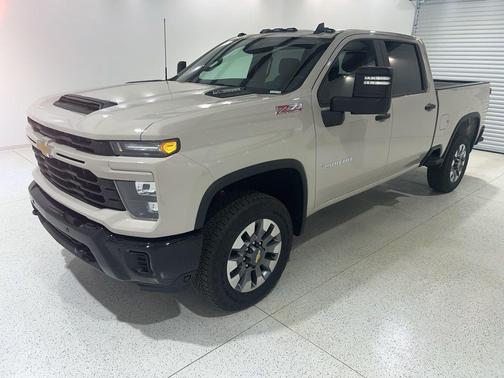 White Sands 2026 Chevrolet Silverado 2500 Custom