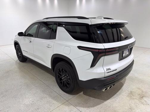Summit White 2025 Chevrolet Traverse LT