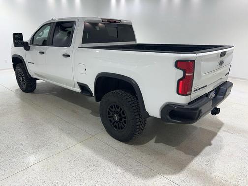 Summit White 2026 Chevrolet Silverado 2500 Crew Cab, Standard Bed, XR2, 4WD